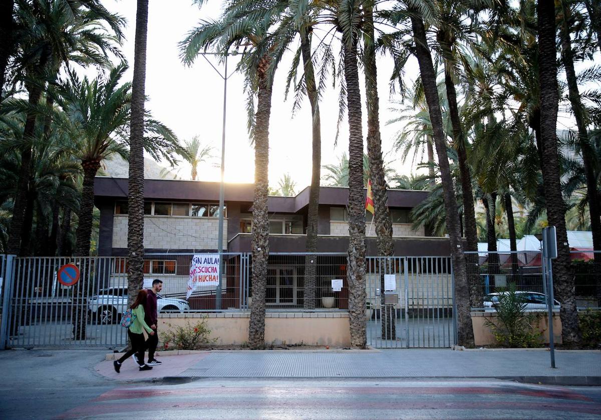 Acceso al colegio Josefina Manresa, donde los padres han colocado una pancarta.