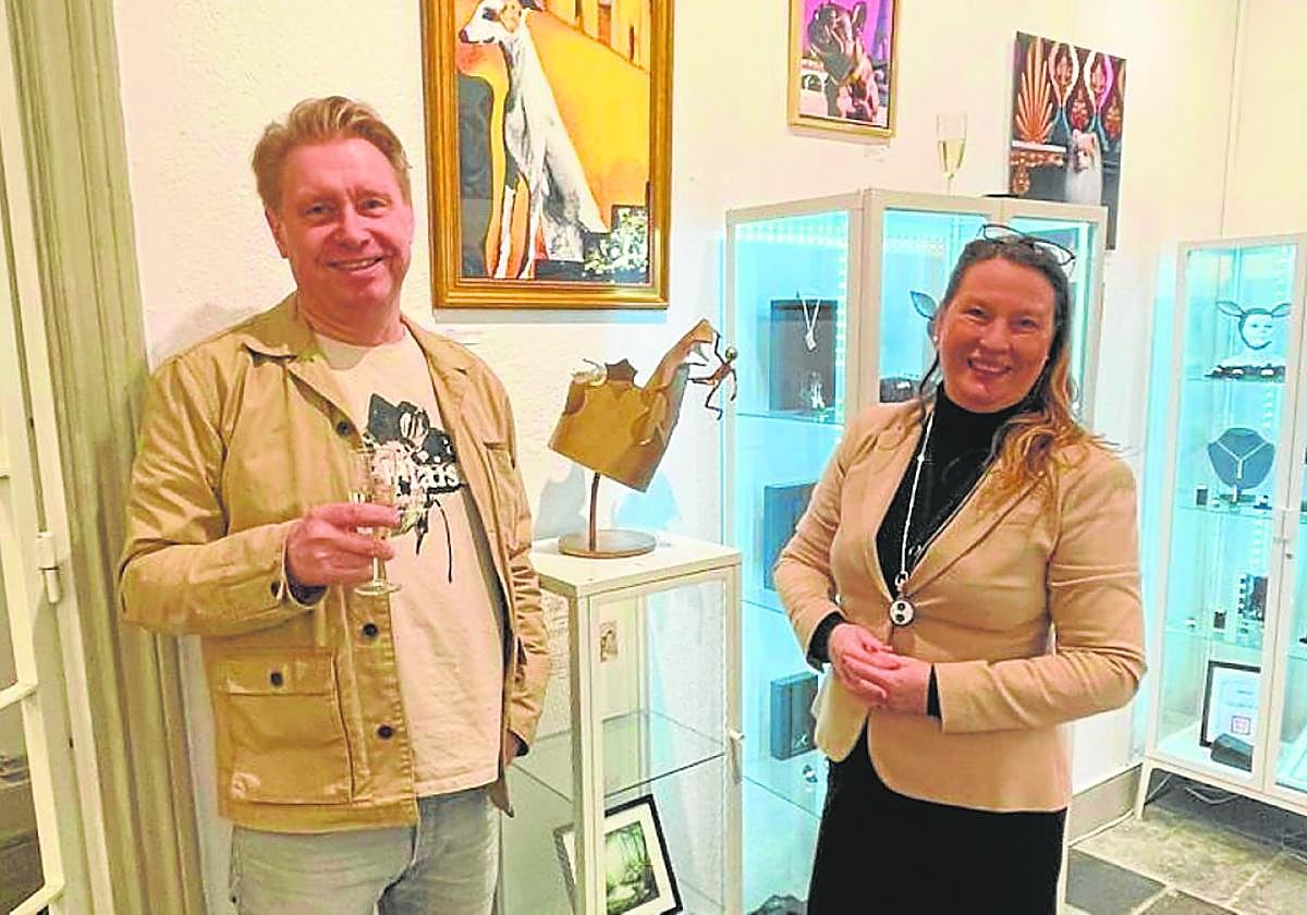 Invitados a la inauguración de la exposición de Elorrieta. Abajo, una de sus obras en bronce.