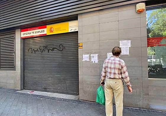 Una persona observa el cartel de un aviso de una oficina del SEPE, en una imagen de archivo.