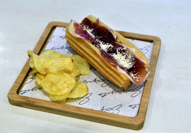 Churro con jamón ibérico y parmesano, en Exxquisito.