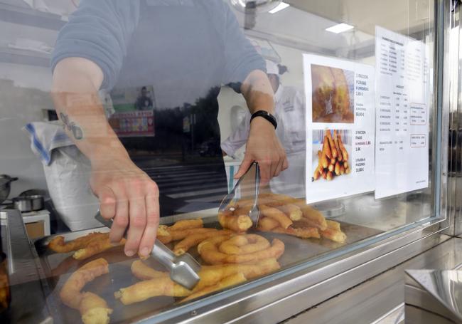 Churros y porras en el puesto de Churrería Bernal en Zarandona.