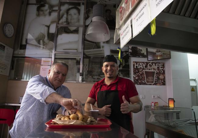 Andrés Valverde y su sucesor al frente de la Churrería Santa Florentina, en Cartagena, Henry Ayala Riofrío.