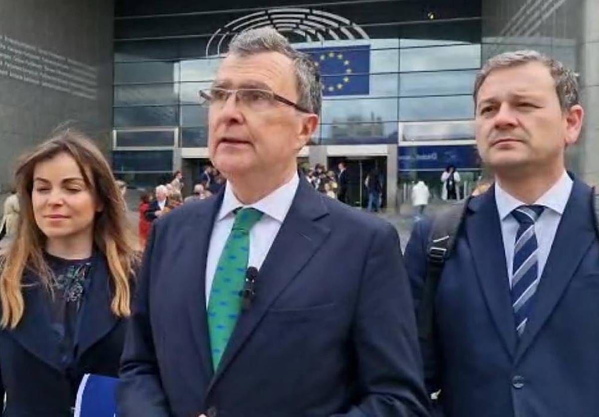 José Ballesta, acompañado de Rebeca Pérez y Marco Antonio Fernández.