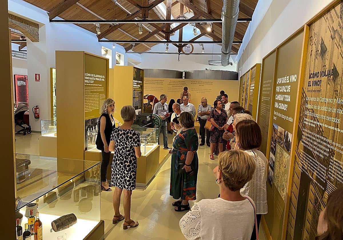 Visitantes recorriendo las estancias del Museo del Vino de Jumilla.