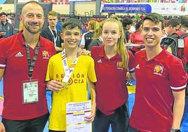 José Antonio Gálvez, de amarillo, posa con su medalla de oro acompañado de sus entrenadores.