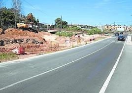 Operarios trabajando en la obra de la rambla de Canteras, ayer.