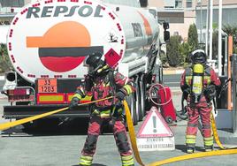 Un bombero tira de una manguera en un simulacro celebrado ayer en la gasolinera de Mandarache.