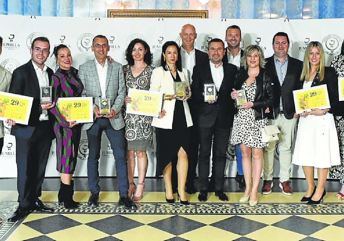 Foto de familia de Bodegas Luzón con las medallas y mención especial logradas en el veterano certamen jumillano.