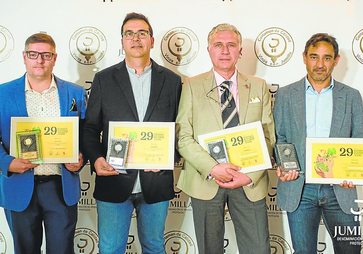 Parte del equipo que forma Bodegas Bleda, con Antonio J. Bleda, Pascual Tomás, Pedro Abellán y José R.Martínez, con los cuatro galardones conseguidos en el Certamen de Calidad Vinos DOP Jumilla.