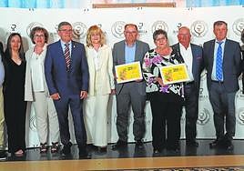 Responsables de Bodegas BSI con los dos galardones obtenidos en el certamen.