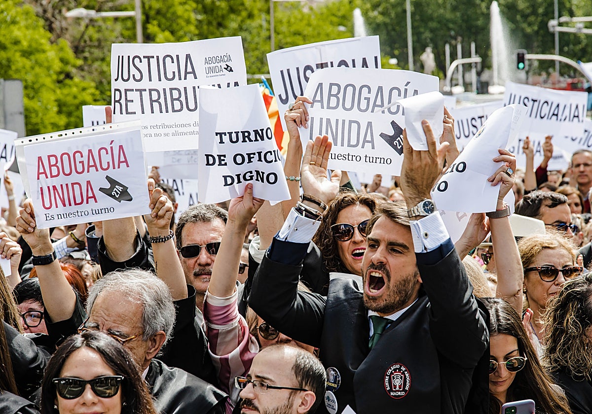Abogados del turno de oficio en la concentración frente al Congreso de los Diputados, este jueves.