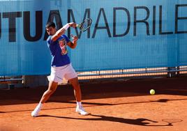 Carlos Alcaraz entrena para el Madrid Open.