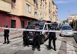 Operativo de la Policía Nacional en Espinardo, este jueves.