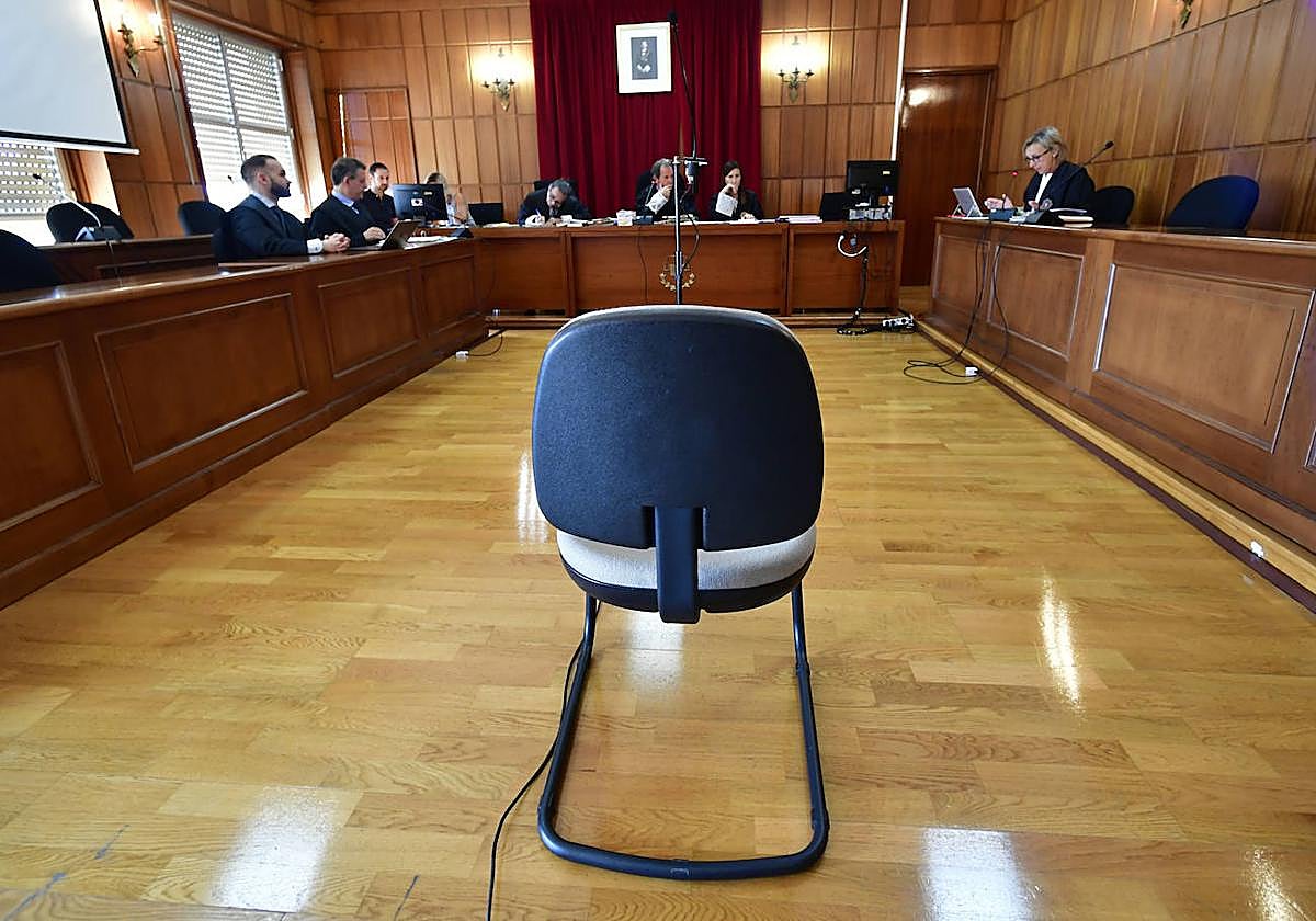 La silla en la que debería haberse sentado Fernando Ferrín Calamita se queda vacía al no presentarse a la vista.