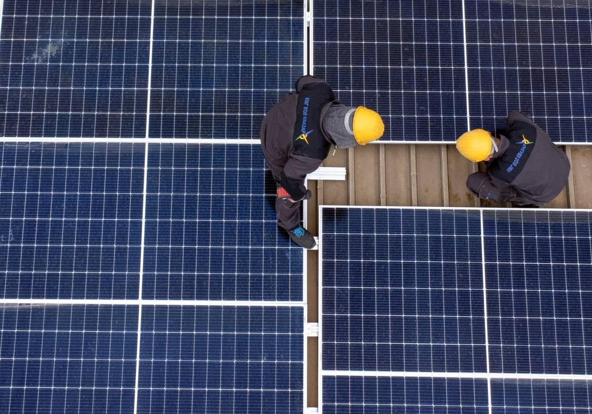 Instalación de paneles solares en una imagen de archivo.