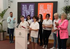 La alcaldesa, Noelia Arroyo, y el edil de Cultura, David Martínez, con alumnos en la lectura del fallo.