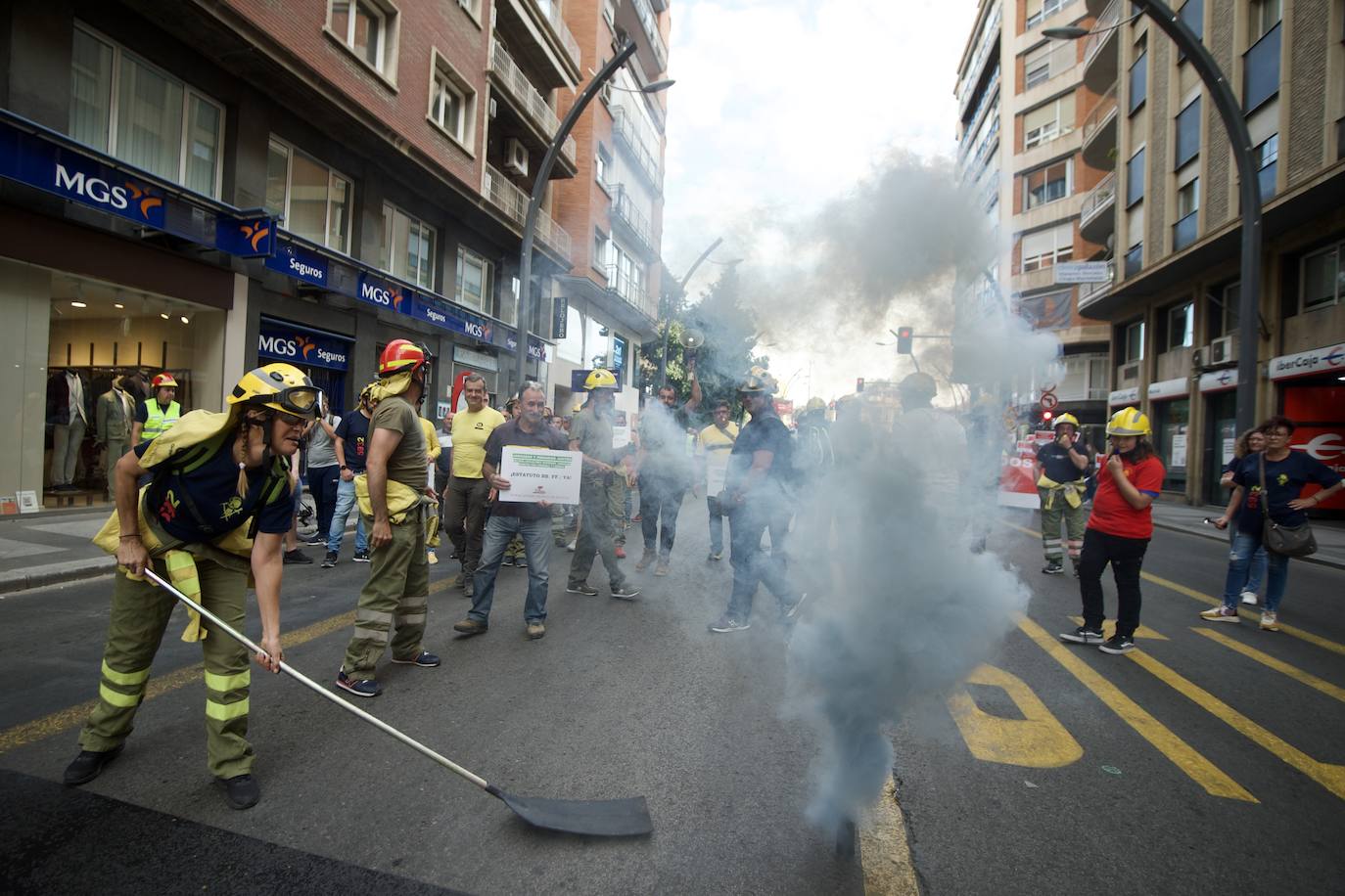 Protesta de bomberos y ambulancias en Murcia