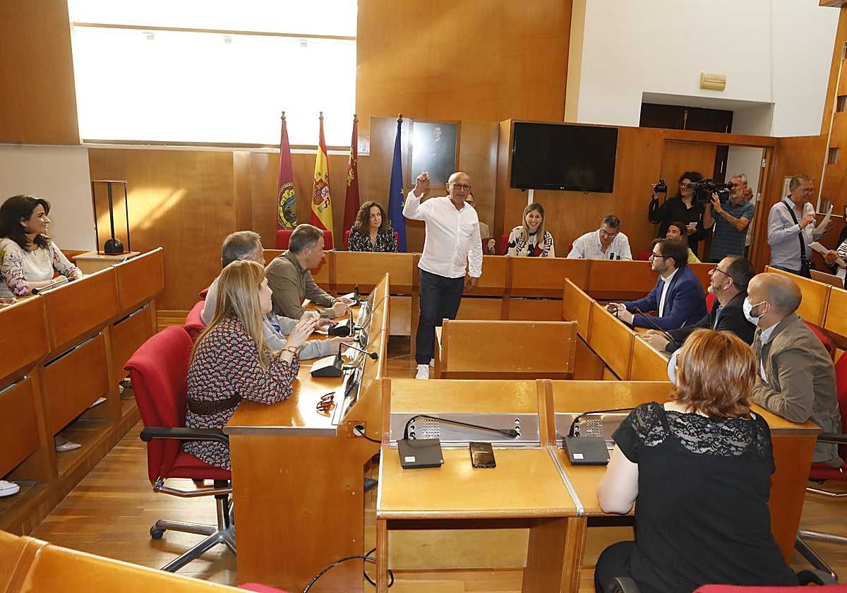 Momento del sorteo en el que el concejal de IU Pedro Sosa extrae una de las bolas.