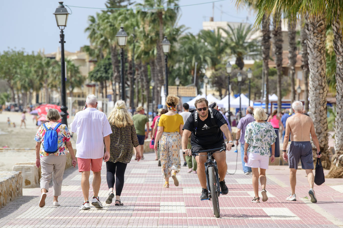 Las playas de Los Alcázares se llenan de bañistas por las altas temperaturas