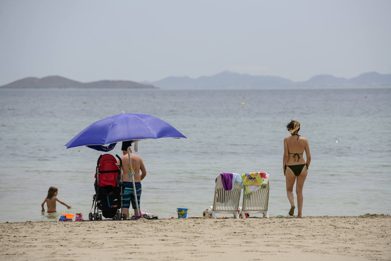 Las playas de Los Alcázares se llenan de bañistas por las altas temperaturas