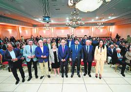 De izquierda a derecha, Juan Antonio Pedreño, Antonio Luengo, Santiago Martínez, Elisa Martínez, Francisco González, Fernando López Miras, Ángel Villafranca y Valle Miguélez, en la asamblea general de Fecoam. López Miras, junto al presidente de Fecoam, Santiago Martínez.