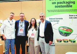 Los miembros de Agrucapers posan junto al expositor de la firma en Salón Gourmets.