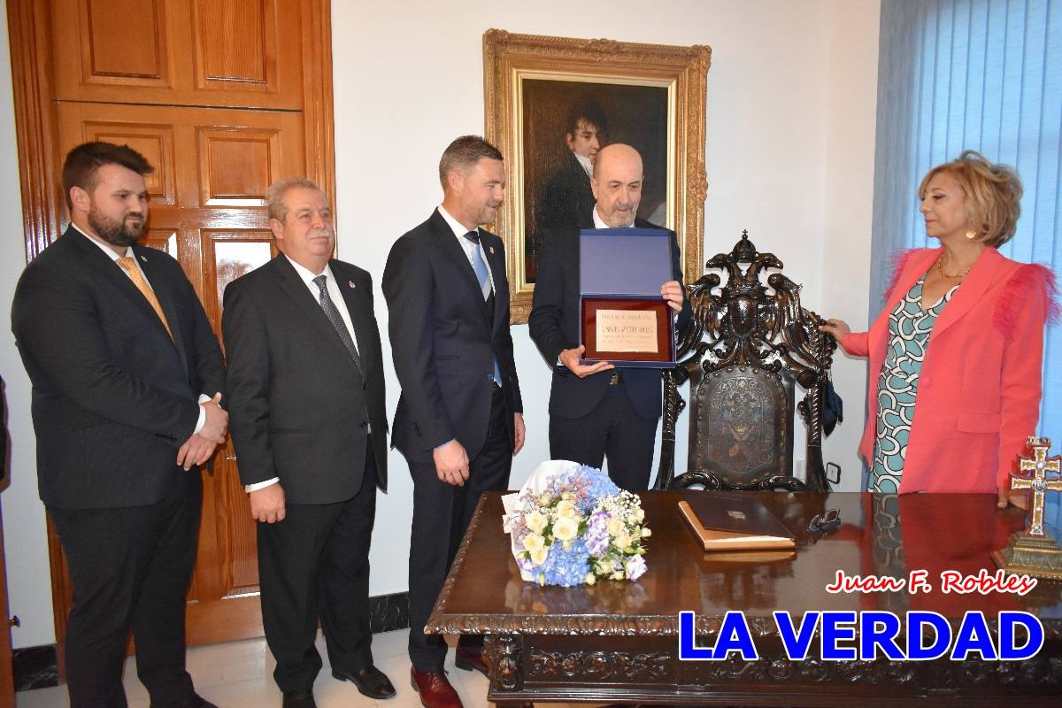 Sánchez Robles invita a vivir con intensidad las Fiestas de la Cruz