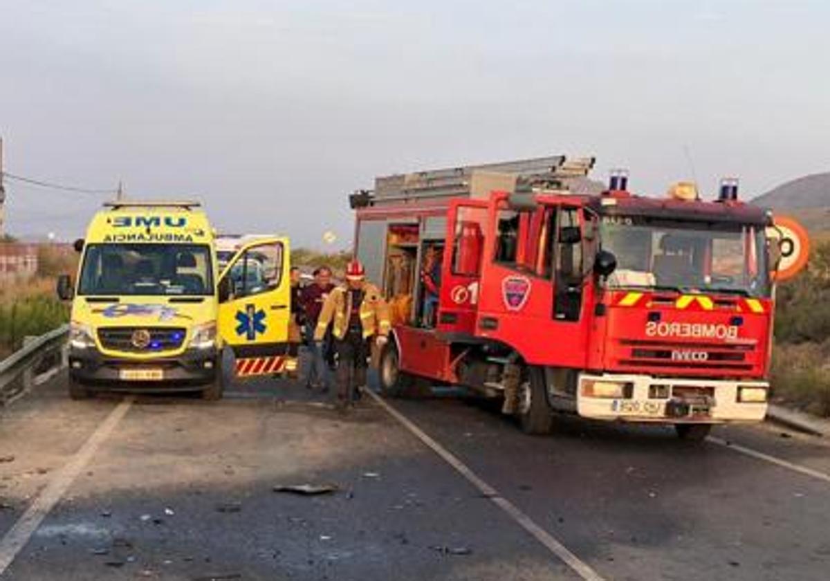 Sanitarios del 061 y bomberos, en una imagen de archivo.