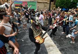 Tiki Phantoms, durante su concierto en la plaza de los Apóstoles.