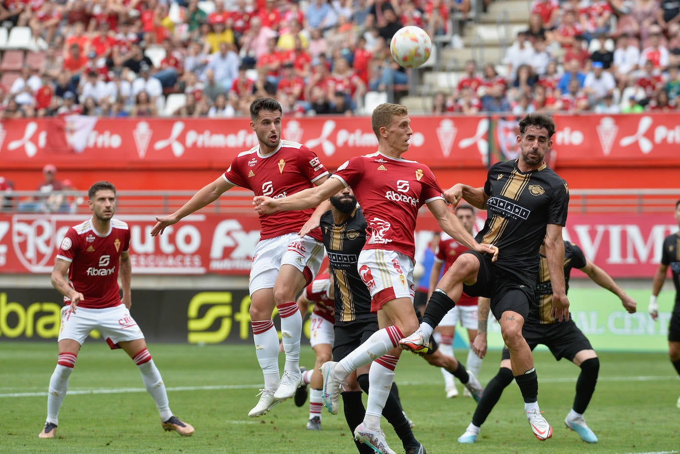 La derrota del Real Murcia frente al Intercity, en imágenes