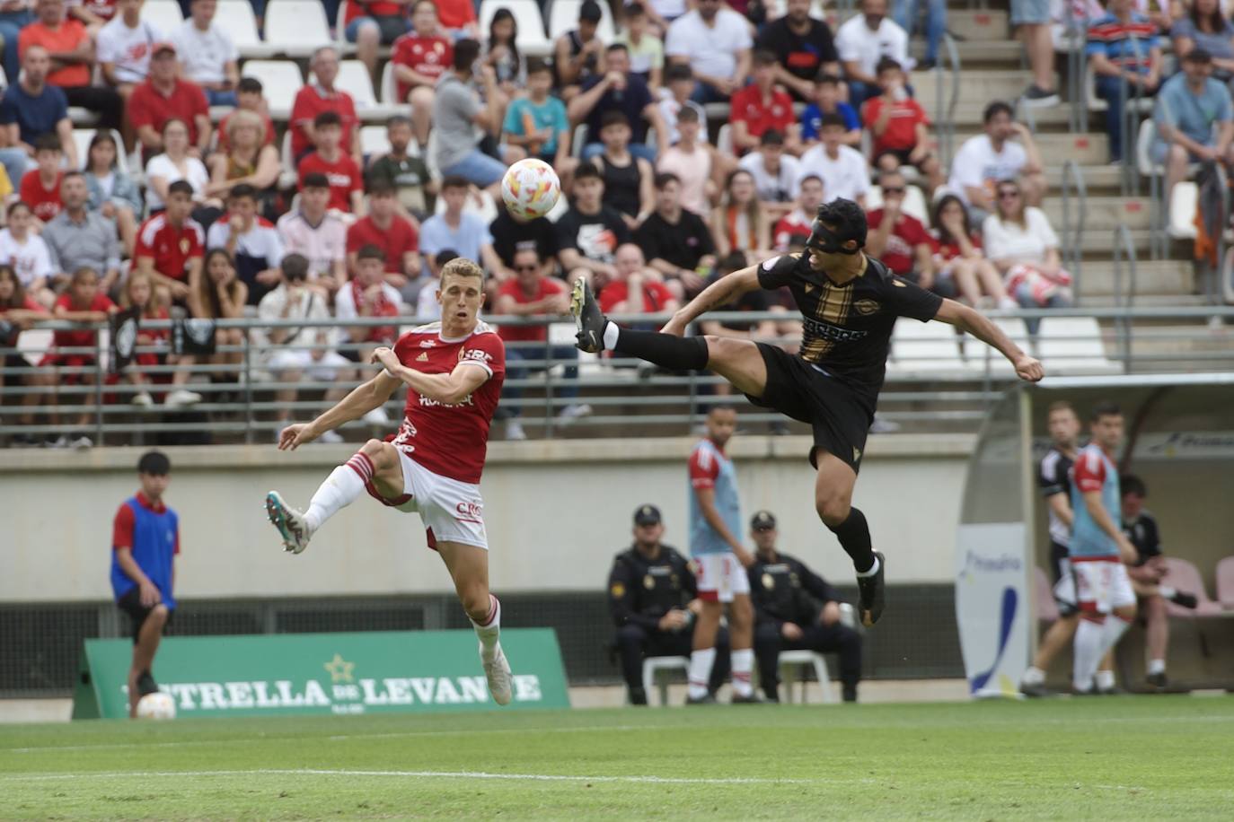 La derrota del Real Murcia frente al Intercity, en imágenes