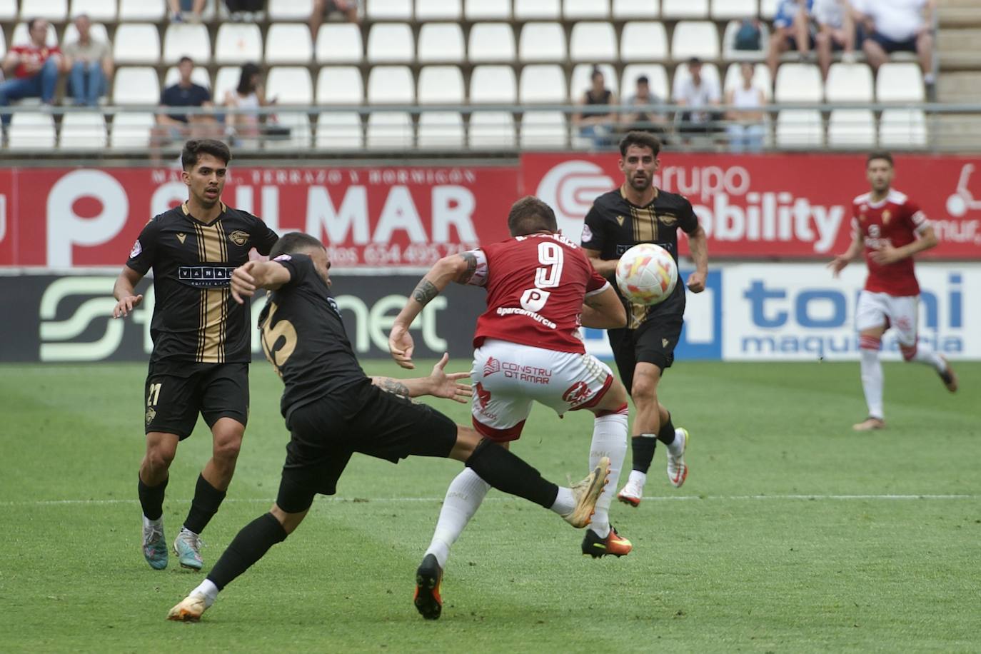 La derrota del Real Murcia frente al Intercity, en imágenes