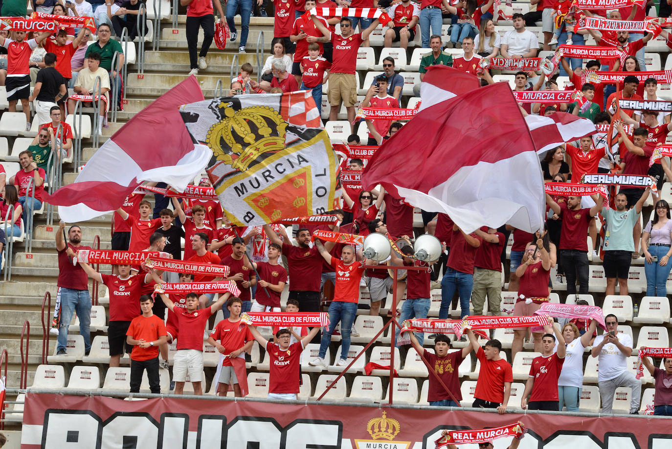 La derrota del Real Murcia frente al Intercity, en imágenes