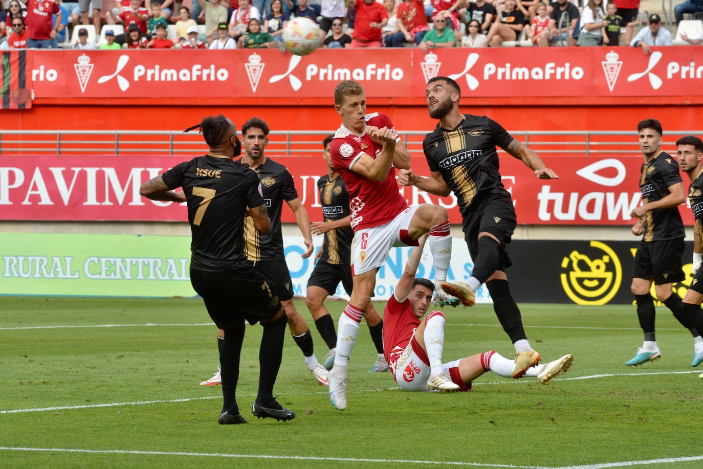 La derrota del Real Murcia frente al Intercity, en imágenes