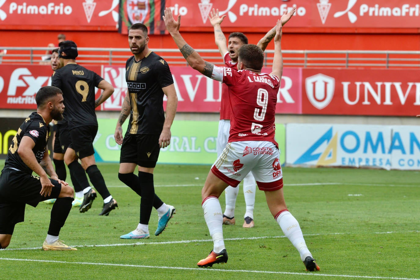 La derrota del Real Murcia frente al Intercity, en imágenes