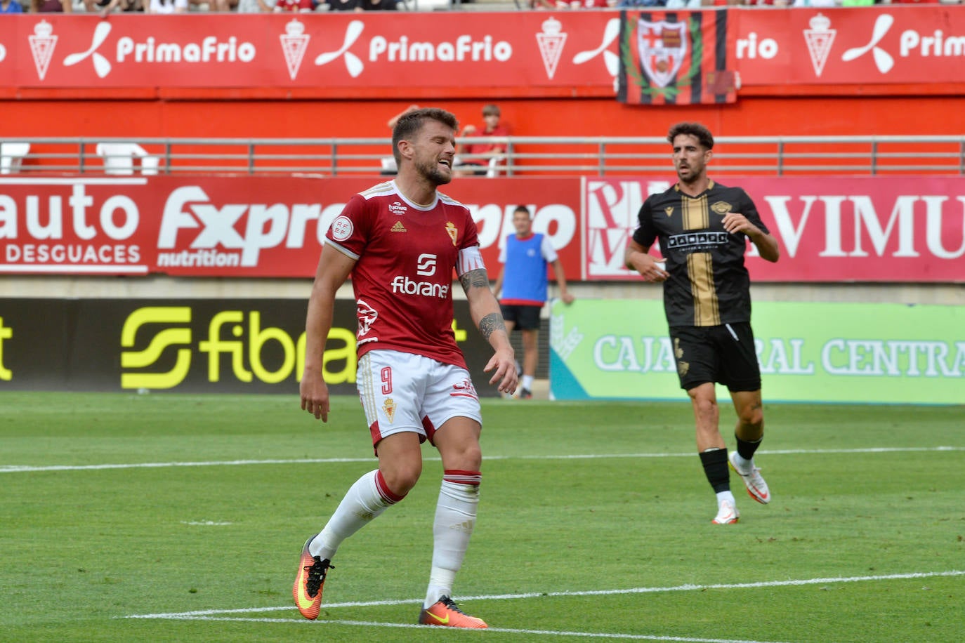 La derrota del Real Murcia frente al Intercity, en imágenes