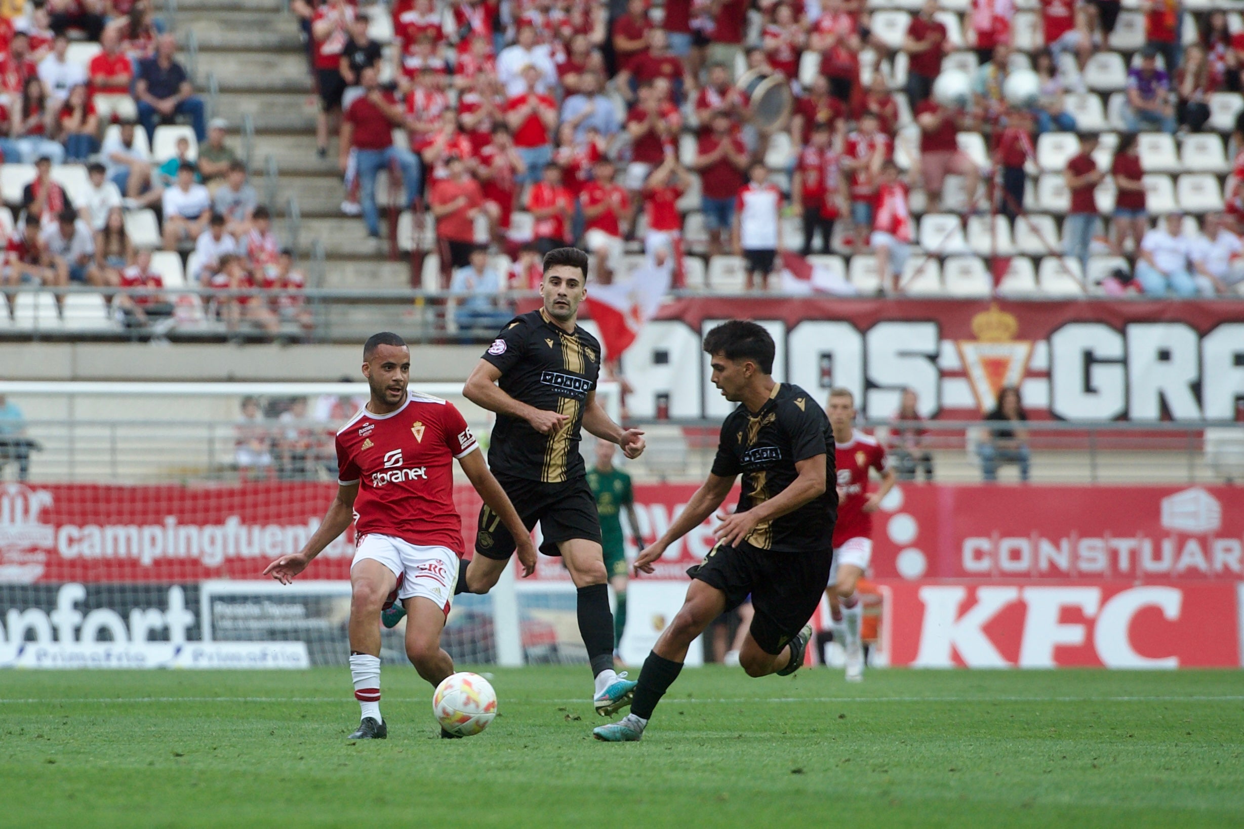 La derrota del Real Murcia frente al Intercity, en imágenes