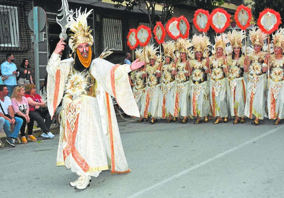 Integrantes de uno de los grupos festeros en el desfile, ayer.