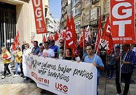 Los delegados comarcales de CC OO, José Ibarra, de USO, Ramón Zalote, y de UGT, José Luis Martínez, encabezan la manifestación en su entrada a la Plaza del Ayuntamiento.