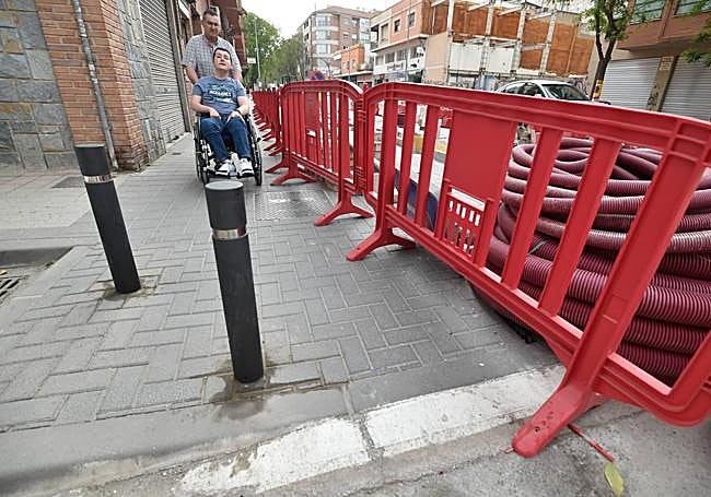 Otro de los tramos con la acera reducida y bolardos obstaculizando el paso.