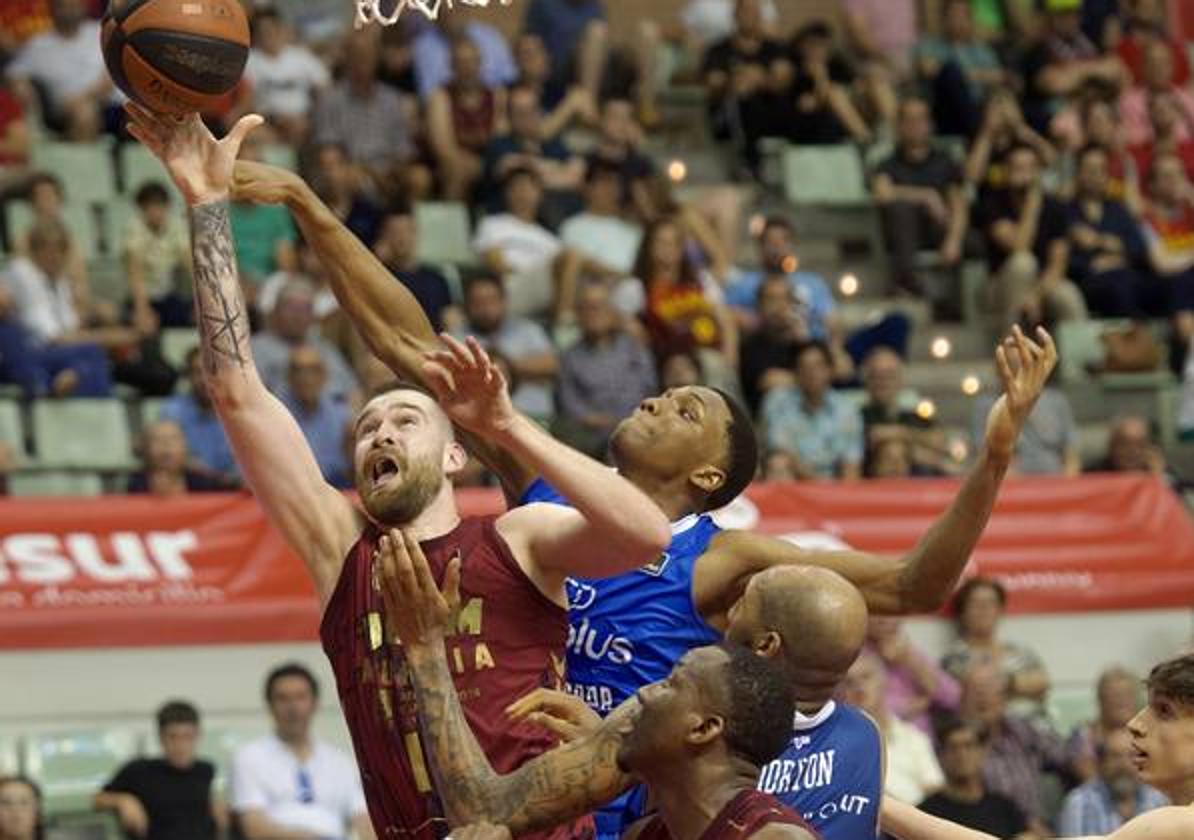 Radovic y Malique Lewis pugnan por el balón, con Jordan Sakho y Horton atentos, en el UCAM-Fuenlabrada del pasado sábado.