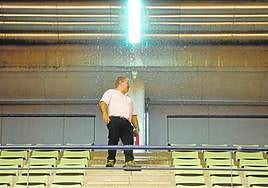 Grada alta del pabellón de Deportes de Murcia, vacía el sábado y con goteras tras un chaparrón.