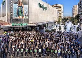 Los trabajadores de El Corte Inglés posan para la foto de familia de los 50 años.
