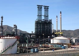 Vista general de la refinería de Repsol en Escombreras.