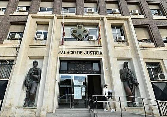 Una mujer abandona la sede del Palacio de Justicia de Murcia, sede de la Audiencia Provincial.