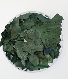 Imagen secundaria 2 - La espirulina se obtiene recogiendo el agua (1) de la balsa en probetas; ese agua se filtra para obtener una pasta húmeda (2) que después se seca para obtener copos (3). 