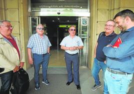 Los secretarios generales de CC OO y UGT charlan con el presidente de Anpe, ayer, en la puerta de la Consejería de Hacienda.