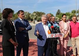 Vélez, junto a Lara Hernández, José Antonio Serrano y Eliseo García Cantó, durante la presentación de su proyecto de ampliación del tranvía.