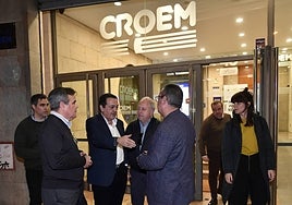 El presidente de Croem y los secretarios generales de UGT y CC OO, el 16 de marzo, con hosteleros tras cerrar el acuerdo.