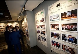 La exposición fotográfica que conmemora el medio siglo de El Corte Inglés en Murcia ya se puede visitar.